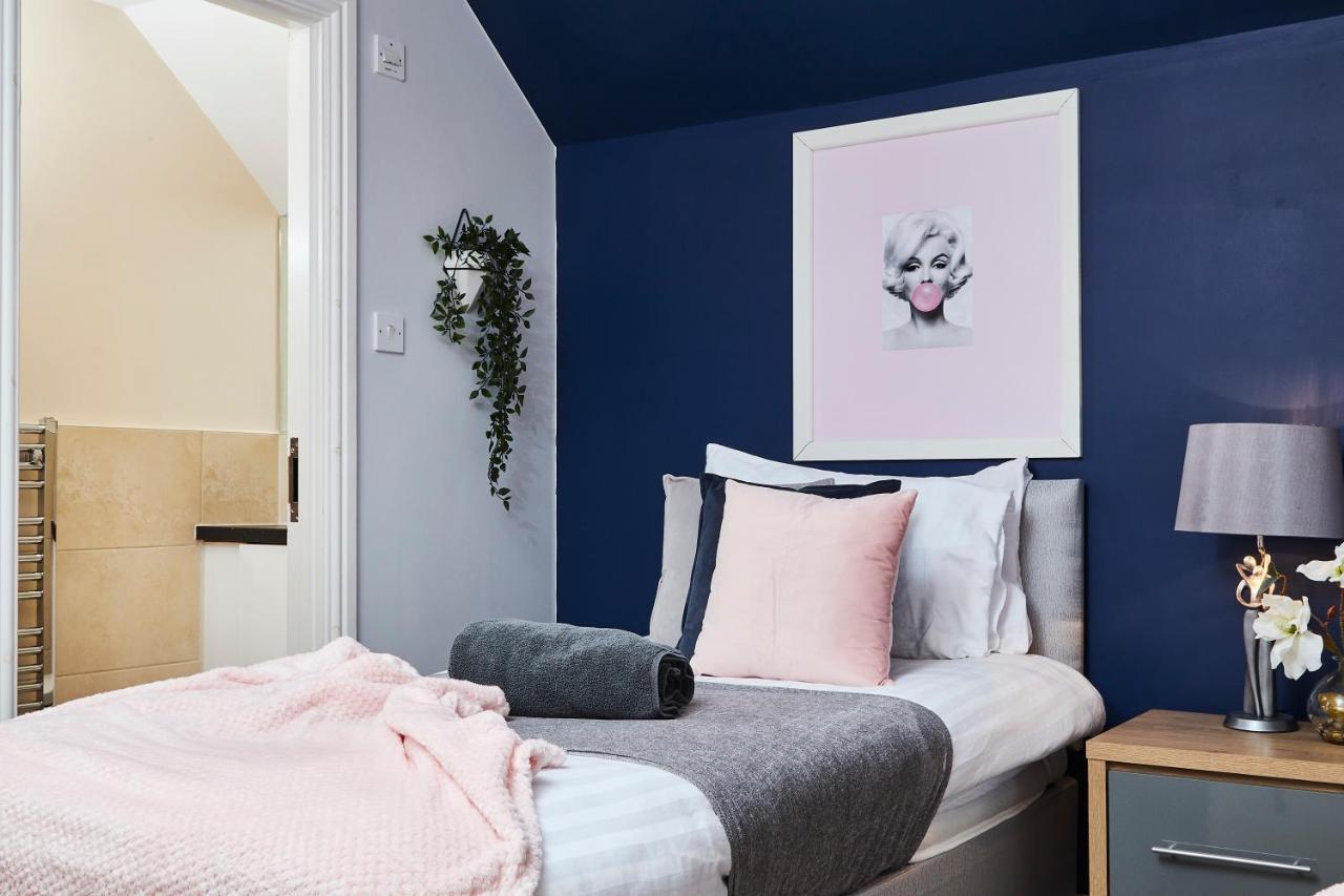 Apartment Striking Monroe Suite! Bath