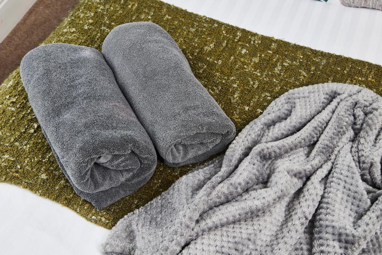 Striking Monroe Suite! * Bath