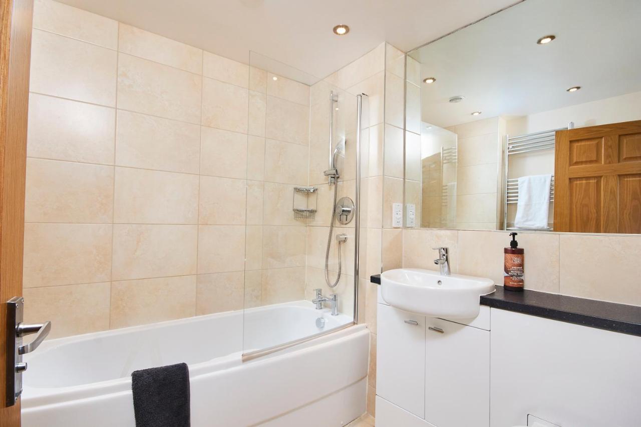 Striking Monroe Suite! * Bath